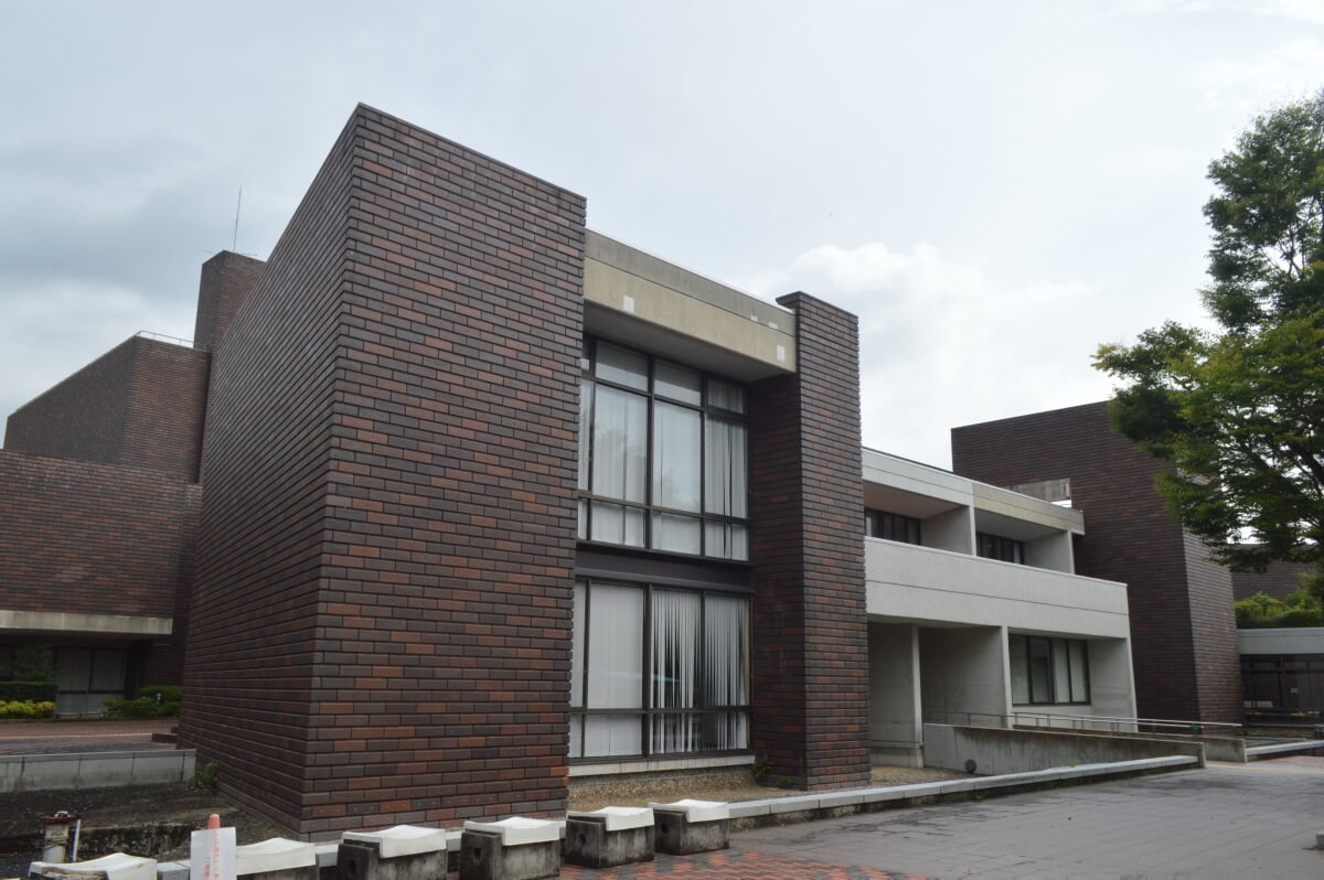 山口県立山口図書館の写真 ©Asturio(CC BY-SA 4.0)