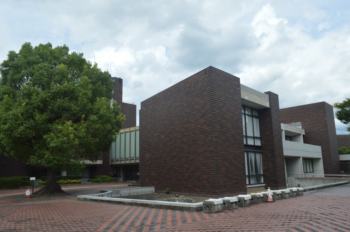 山口県立山口図書館の写真 ©Asturio(CC BY-SA 4.0)