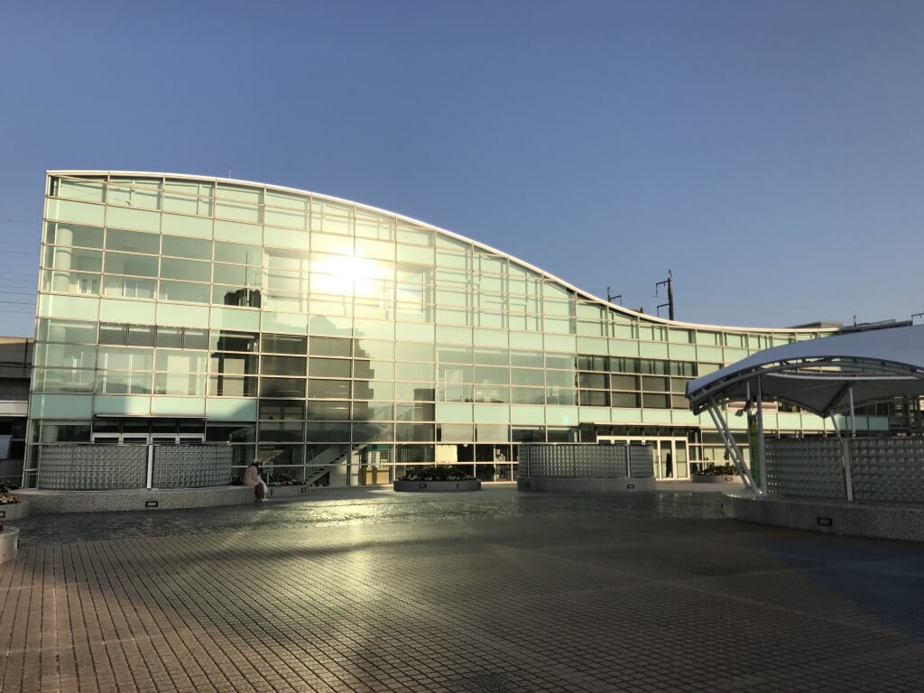 博多南駅前ビルの写真 ©そらみみ(CC BY-SA 4.0)
