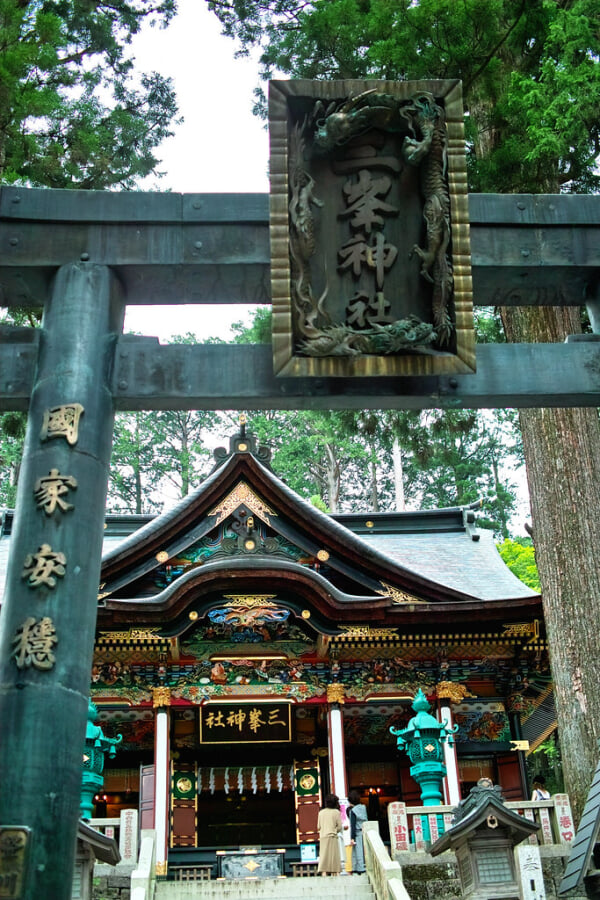青銅鳥居の写真 ©puffyjet(CC BY 2.0)