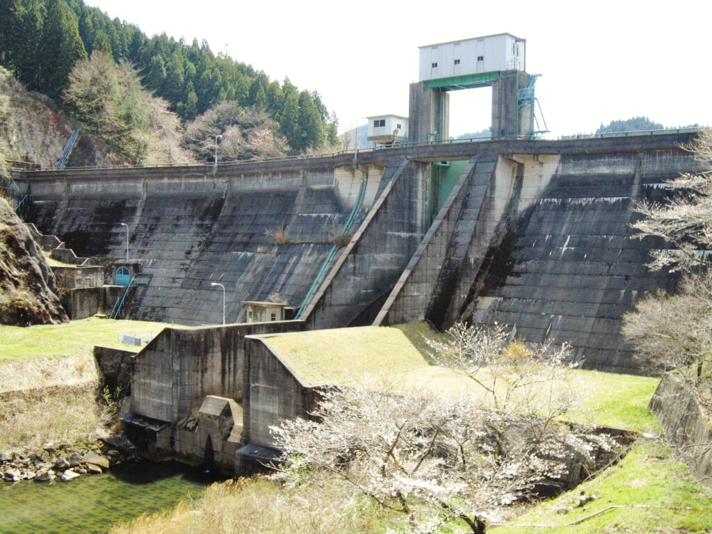 水沼ダムの写真 ©Qurren(CC BY-SA 3.0)