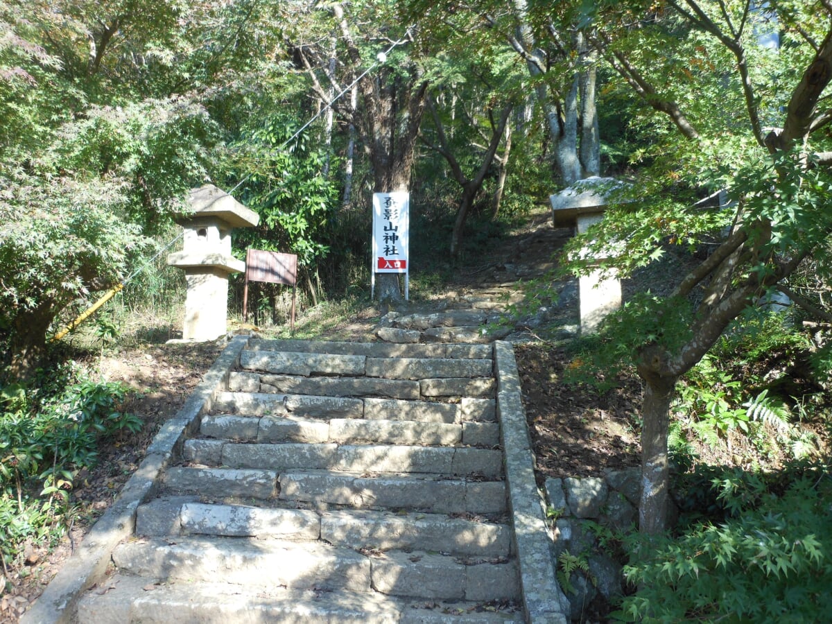 蚕影神社の写真 ©Miyuki(CC BY-SA 3.0)