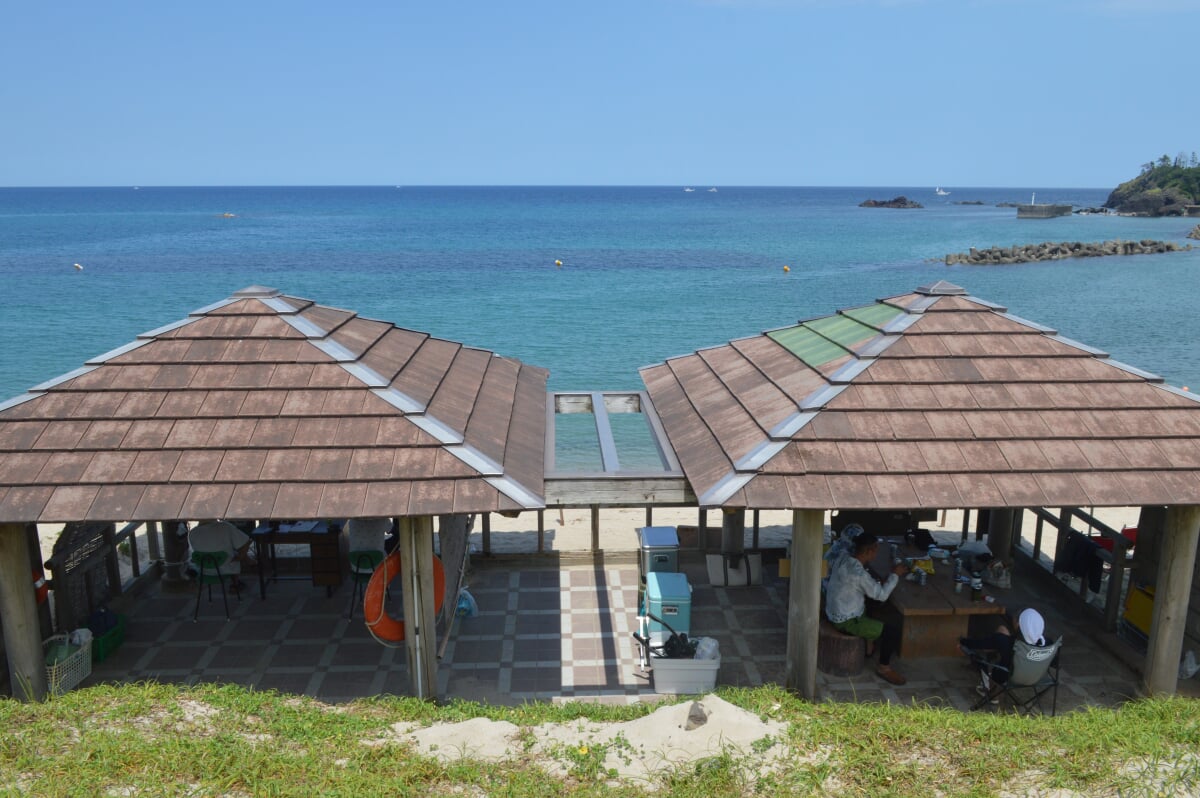 久僧海水浴場の写真 ©Asturio(CC BY-SA 4.0)
