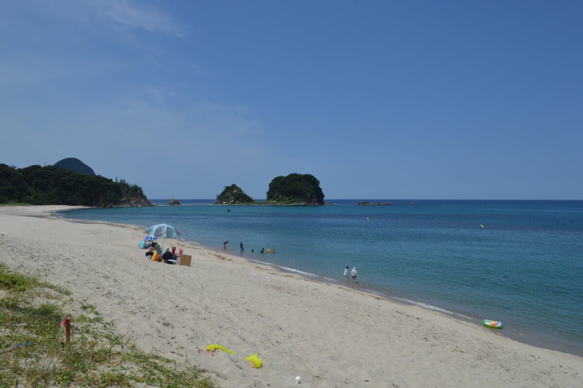 久僧海水浴場の写真 ©Asturio(CC BY-SA 4.0)