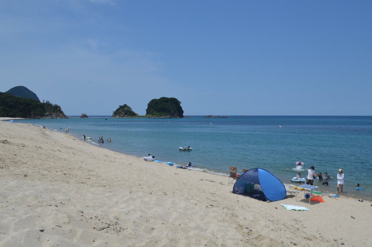 久僧海水浴場の写真 ©Asturio(CC BY-SA 4.0)