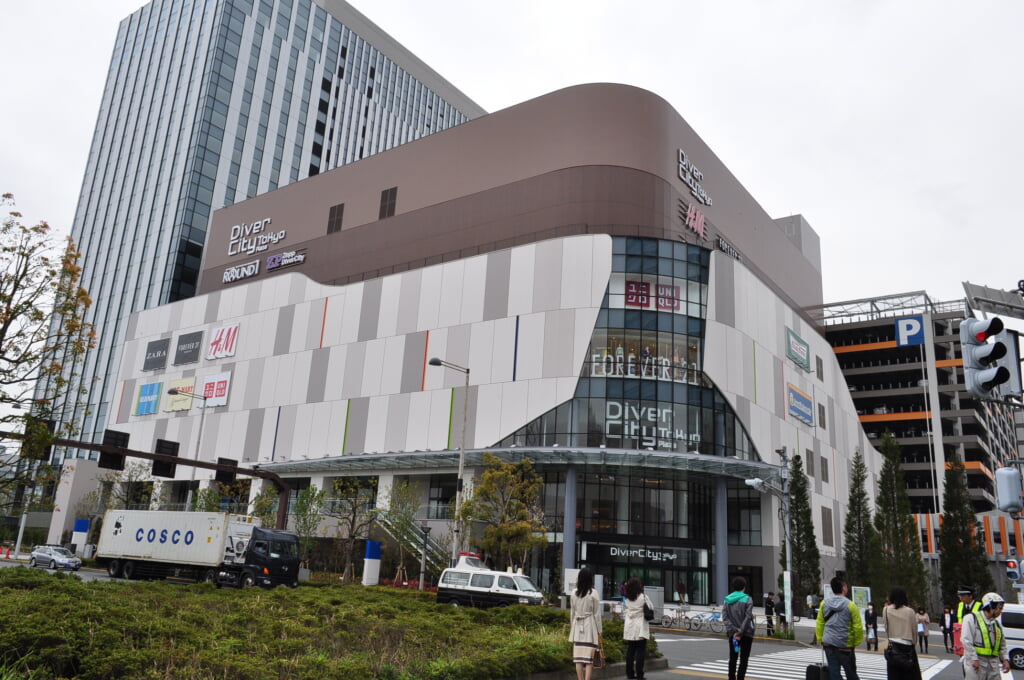 ダイバーシティ東京 プラザの写真 ©江戸村のとくぞう(CC BY-SA 3.0)