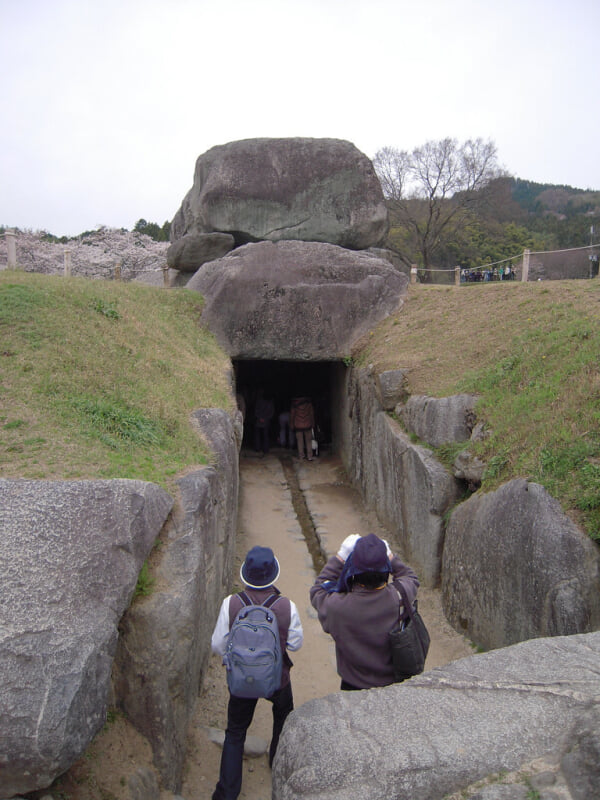 石舞台古墳の写真 ©Tamago Moffle(CC BY-SA 2.0)