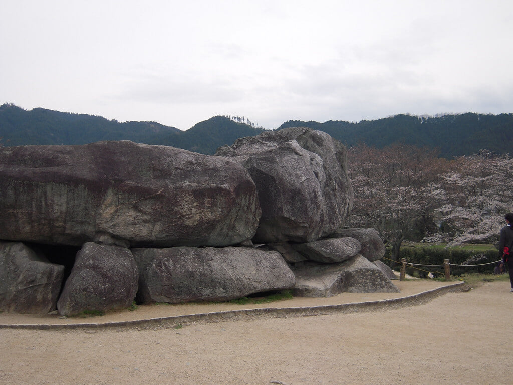 石舞台古墳の写真 ©Tamago Moffle(CC BY-SA 2.0)