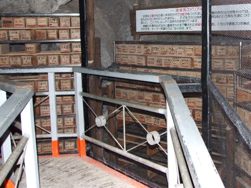 球泉洞の写真 ©Babi(Public domain)