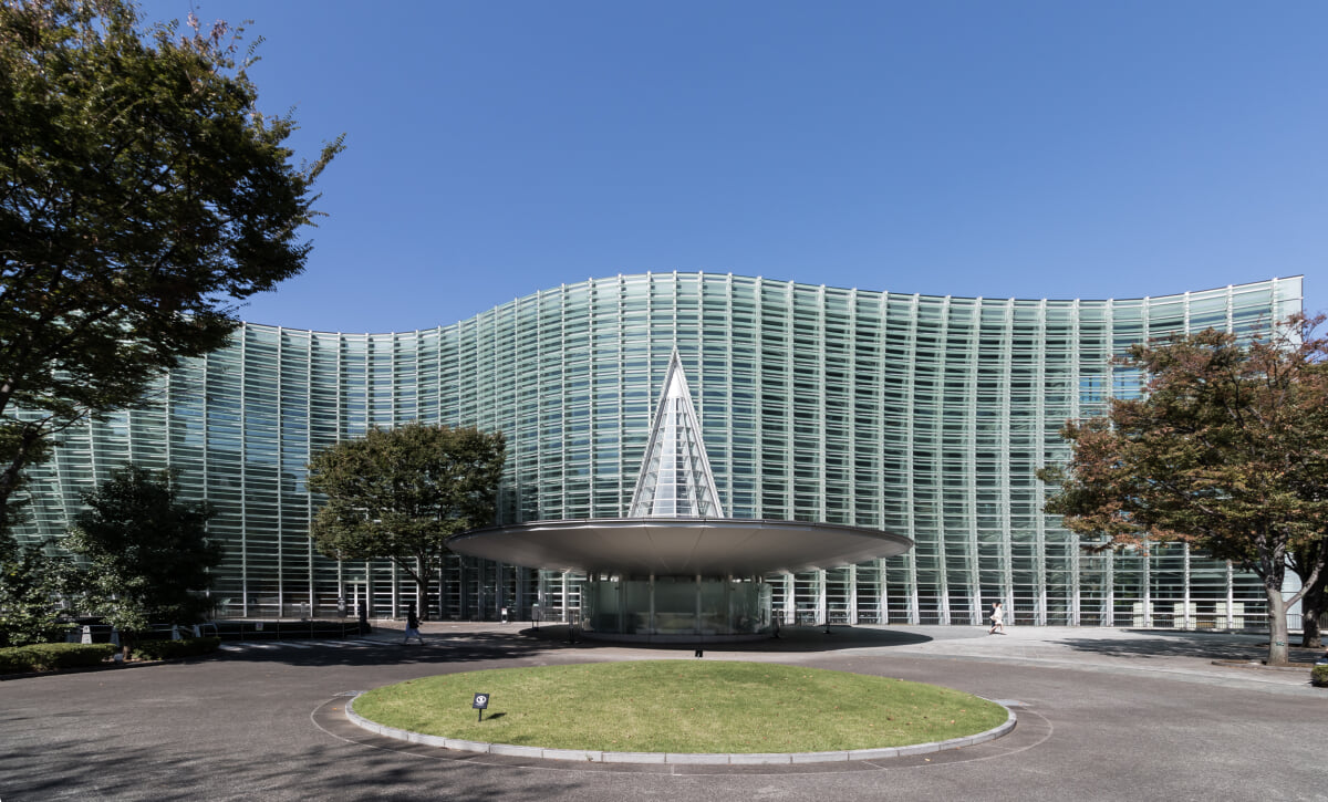 国立新美術館の写真 ©Kakidai(CC BY-SA 4.0)