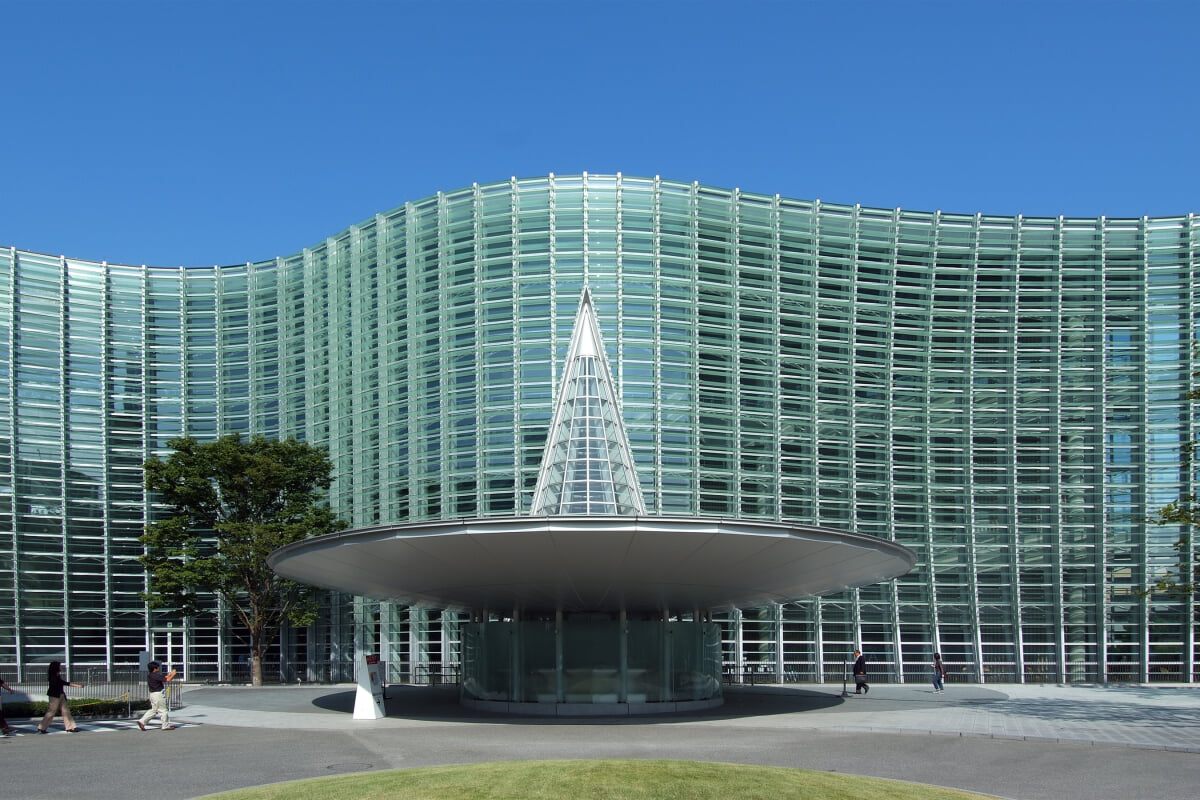 国立新美術館の写真 ©Wiiii(CC BY-SA 3.0)