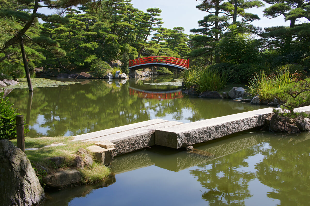 中津万象園・丸亀美術館の写真 ©663highland(CC-BY-SA-3.0)
