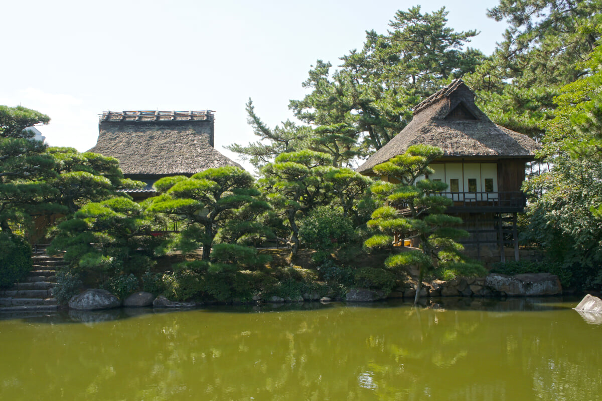 中津万象園・丸亀美術館の写真 ©663highland(CC-BY-SA-3.0)