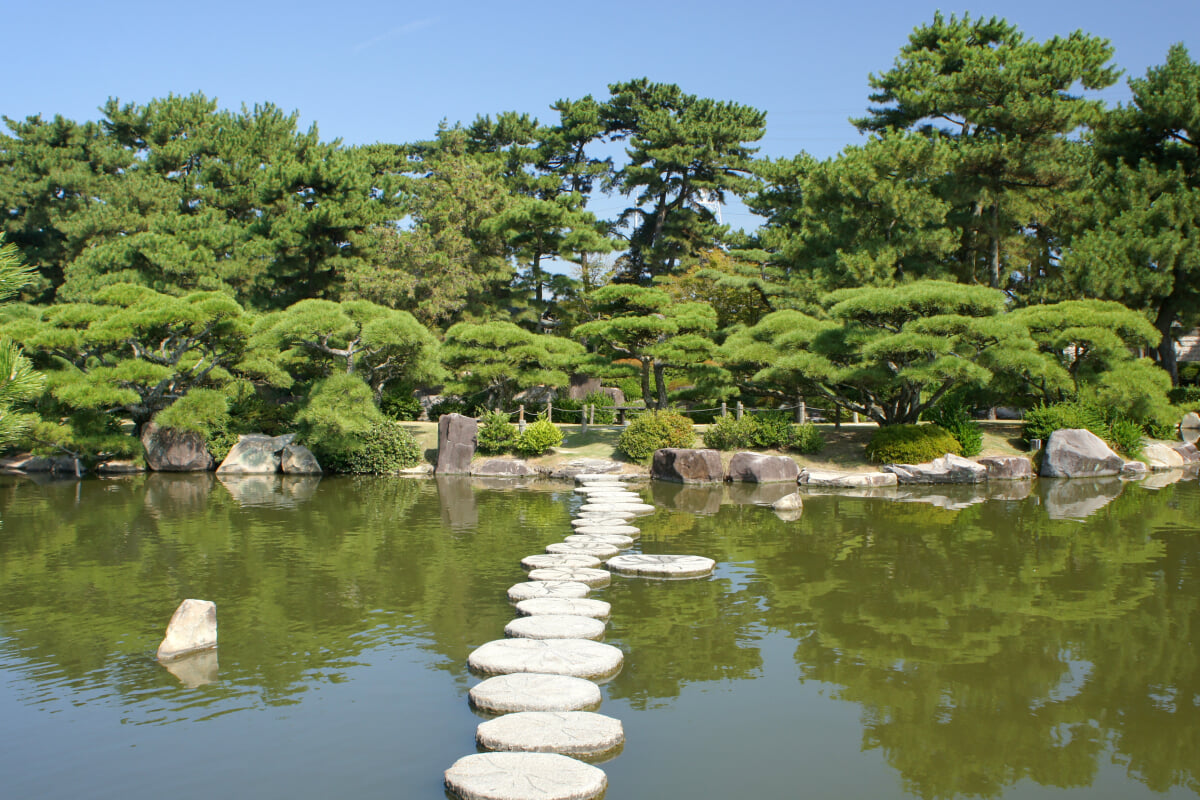 中津万象園・丸亀美術館の写真 ©663highland(CC-BY-SA-3.0)