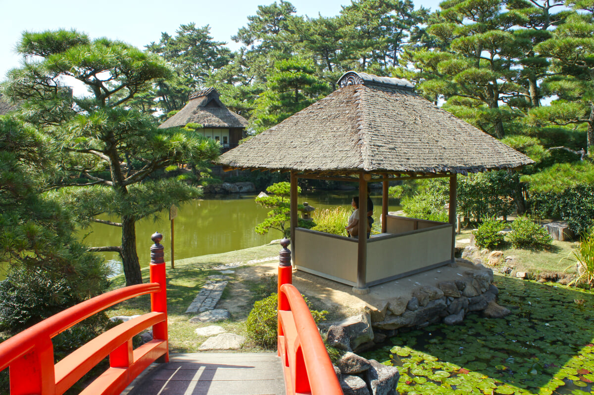 中津万象園・丸亀美術館の写真 ©663highland(CC-BY-SA-3.0)