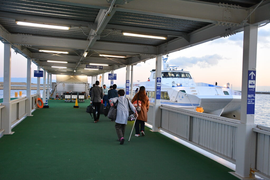 神戸-関空ベイ・シャトルの写真 ©rail02000(CC BY-SA 2.0)