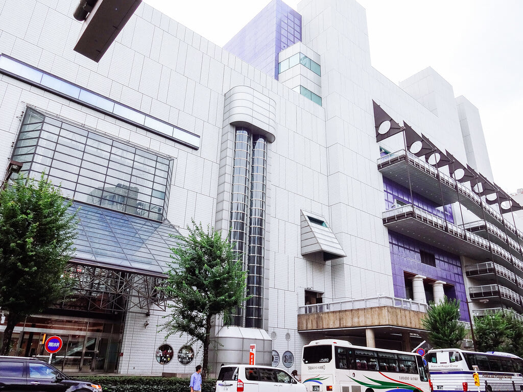 東京芸術劇場の写真 ©Dick Thomas Johnson(CC BY 2.0)