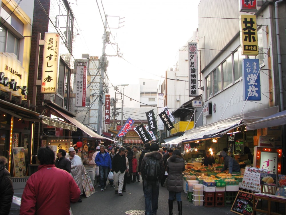 築地場外市場の写真 ©Aimaimyi(CC BY-SA 3.0)