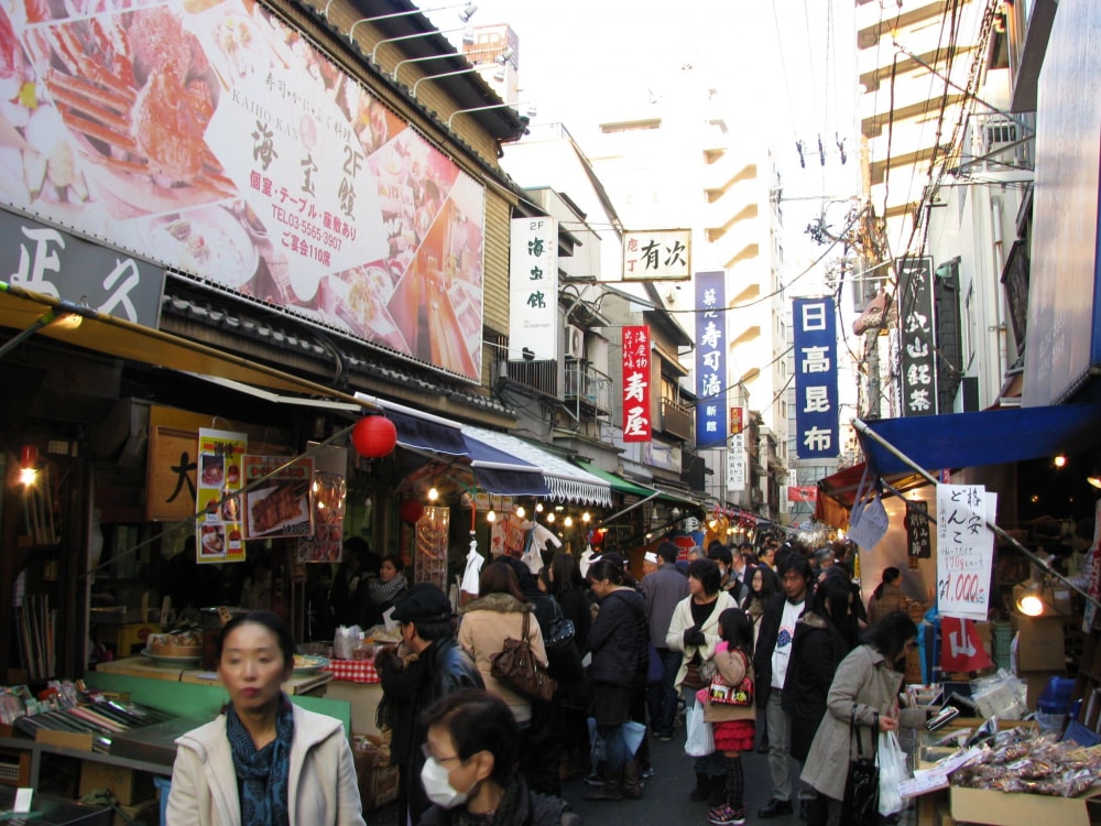 築地場外市場の写真 ©Aimaimyi(CC BY-SA 3.0)