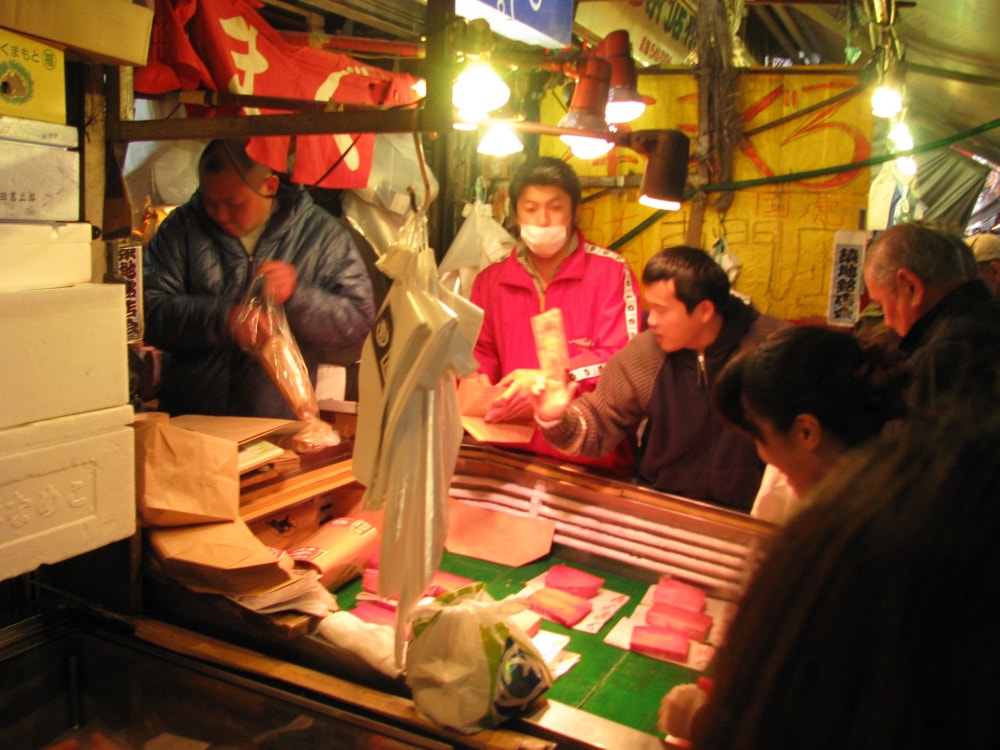 築地場外市場の写真 ©Aimaimyi(CC BY-SA 3.0)