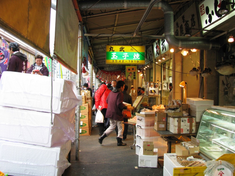 築地場外市場の写真 ©Aimaimyi(CC BY-SA 3.0)