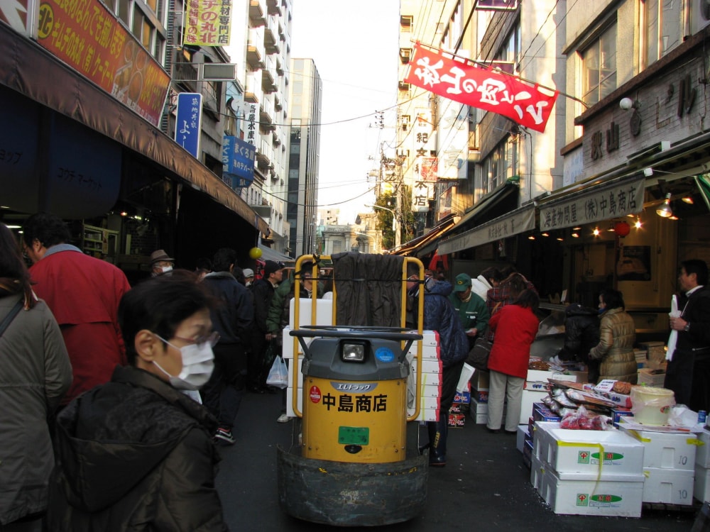 築地場外市場の写真 ©Aimaimyi(CC BY-SA 3.0)