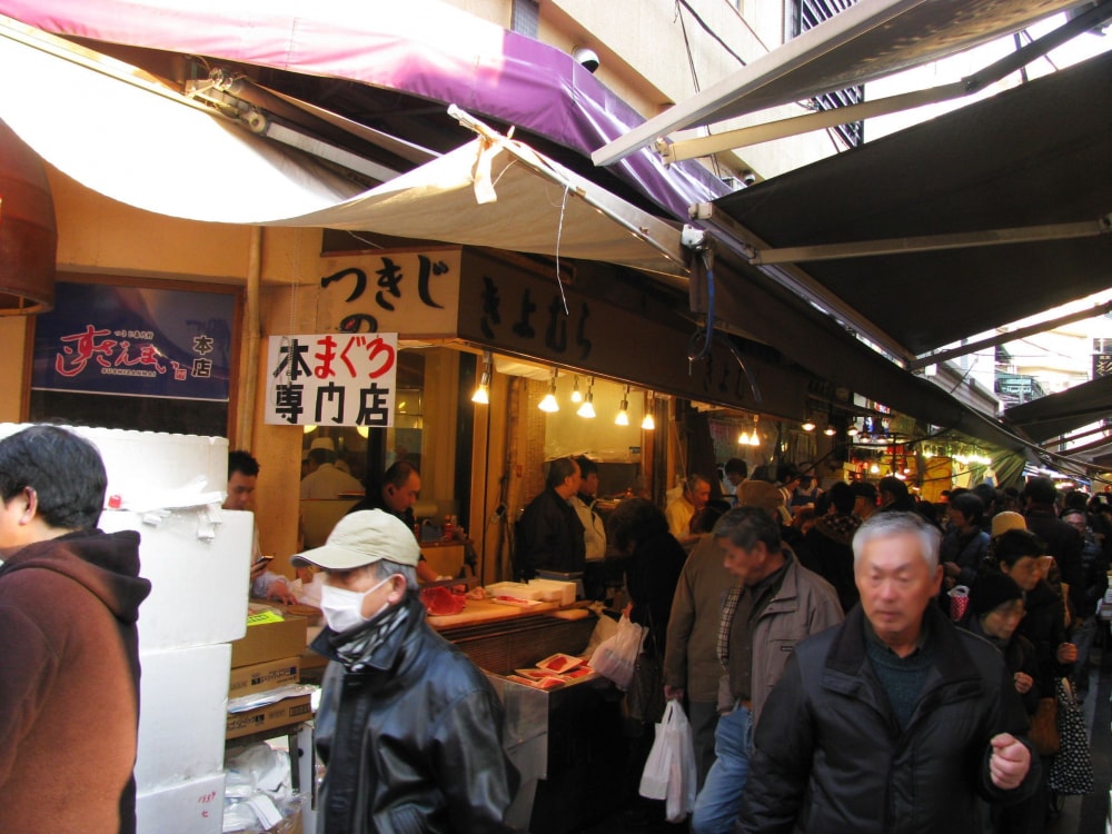 築地場外市場の写真 ©Aimaimyi(CC BY-SA 3.0)
