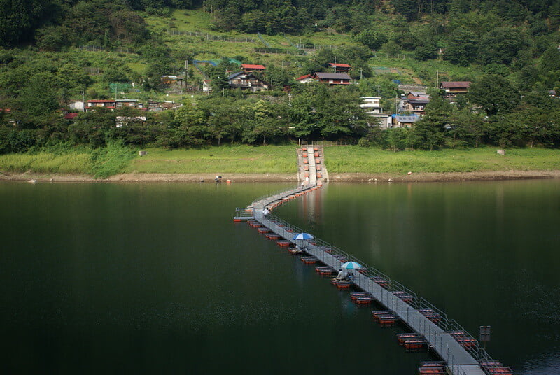 奥多摩湖浮橋 ドラム缶橋の写真 ©zenjiro(CC BY 2.0)