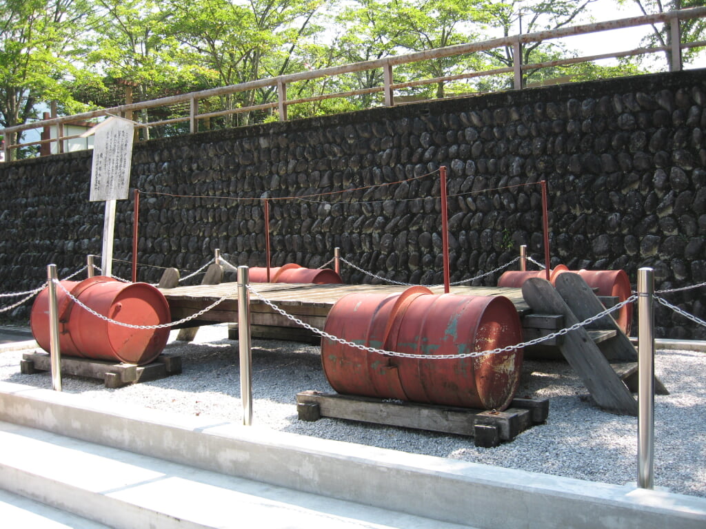 奥多摩湖浮橋 ドラム缶橋の写真 ©Vantey(Public domain)