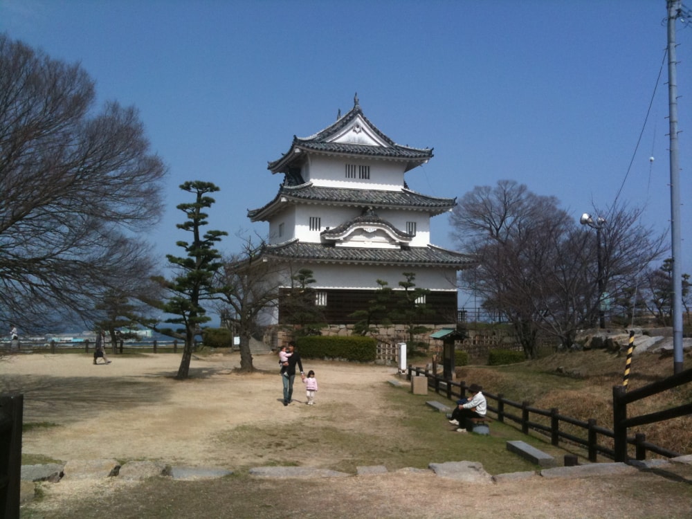 丸亀城の写真 ©iPhone修理/カスタマイズパーツ販売…(CC BY 3.0)