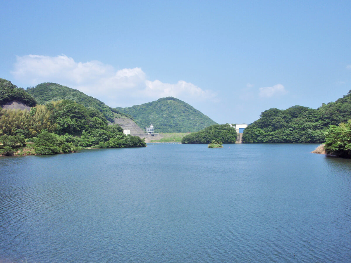 奥野ダムの写真 ©Batholith(Public domain)