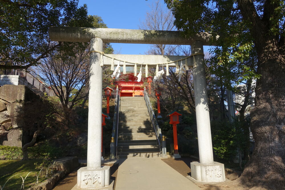 穴八幡宮の写真 ©Daderot(CC0)