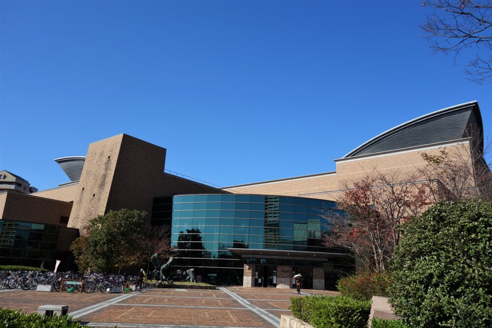 福岡市総合図書館の写真 ©Nkmr844(CC BY-SA 4.0)