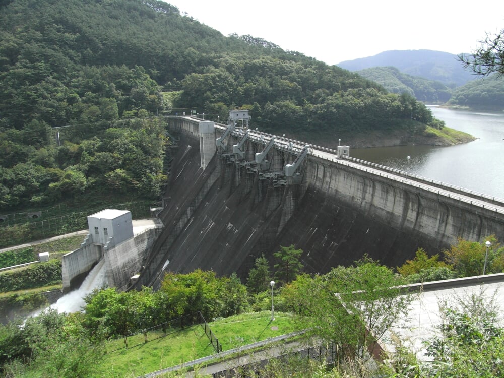 田瀬ダムの写真 ©河川一等兵(Public domain)