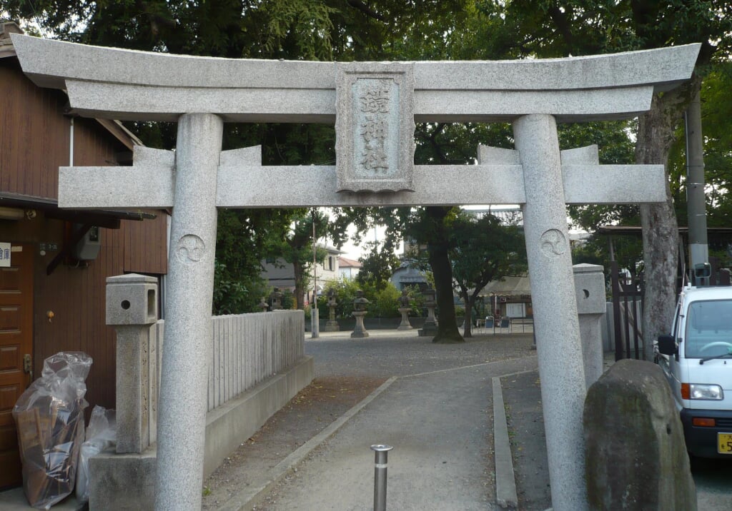 若江鏡神社の写真 ©ブレイズマン(Public domain)