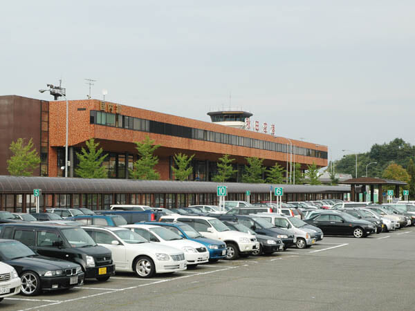 秋田空港の写真 ©STB-1 at ja.wikipedia(CC-BY-SA-3.0)