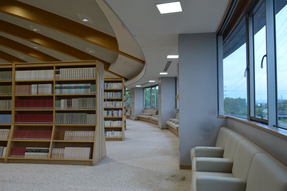 東浦町中央図書館の写真 ©Asturio(CC BY-SA 4.0)