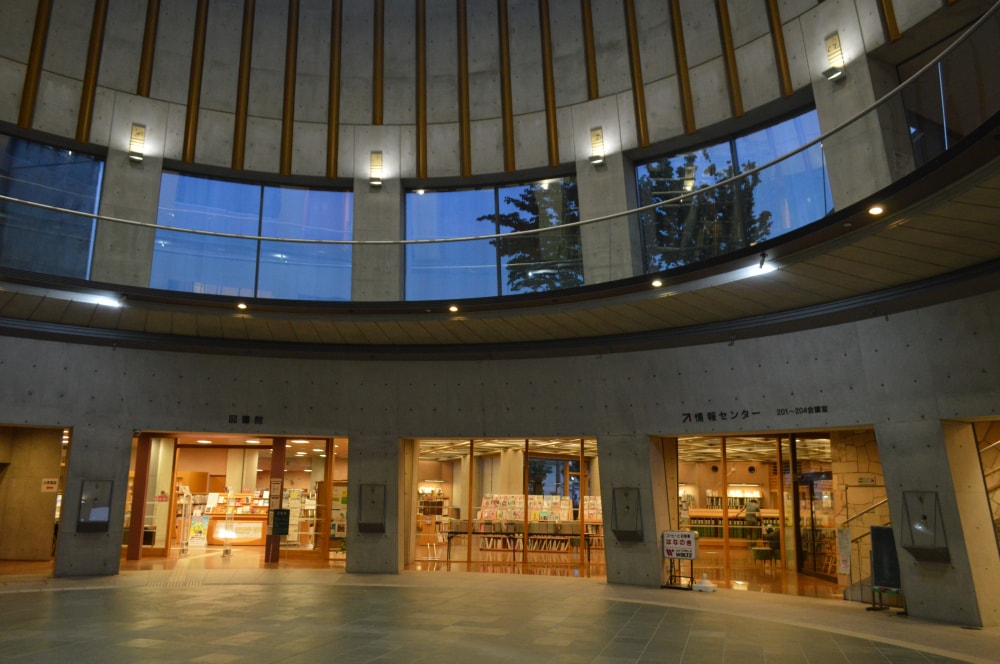 田原市中央図書館の写真 ©Asturio(CC BY-SA 4.0)