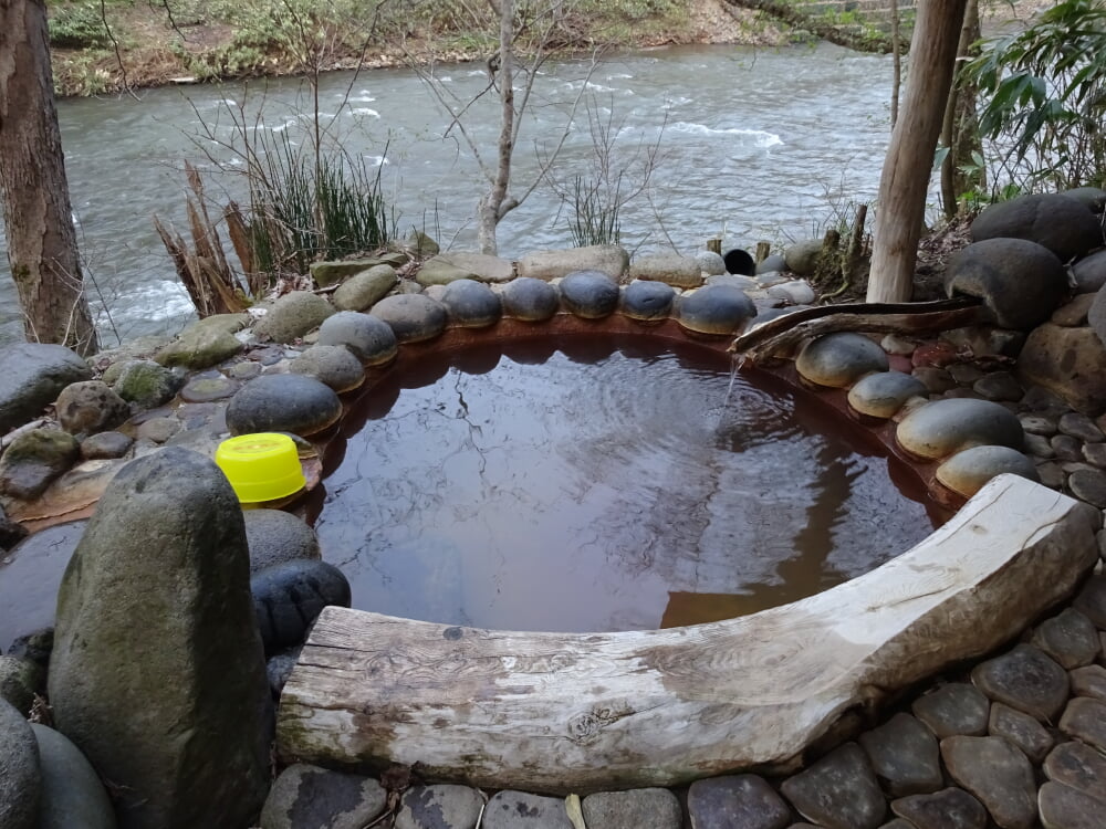 どんぐりの湯の写真 ©pakku(CC BY 3.0)