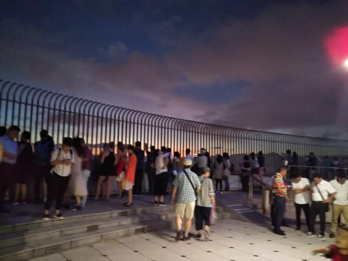 [台北101展望台の屋外展望デッキ]展望台には外に出る事のできるデッキがあり、外の空気を直に感じる事ができる。このデッキは夜遅くまで解放されていないので注意が必要