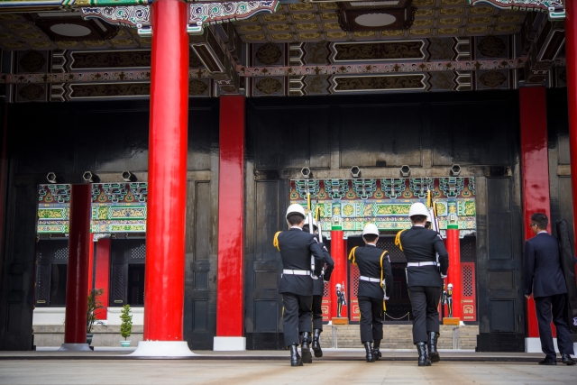 [衛兵の交代式は必見]台北市内ではいくつかの場所で見る事ができる衛兵の交代式、ここでは午前9:00に始まりおおよそ２０分間。それから１時間ごとに行われ最終は16:40～