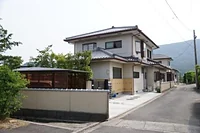 寝て朝食の宿 時しらず