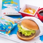 JALがモスバーガとコラボ「AIR MOS テリヤキバーガー」を提供開始