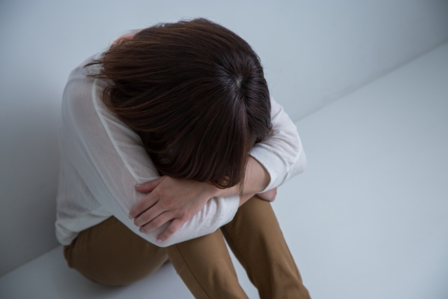 落ち込む女性　トラブル