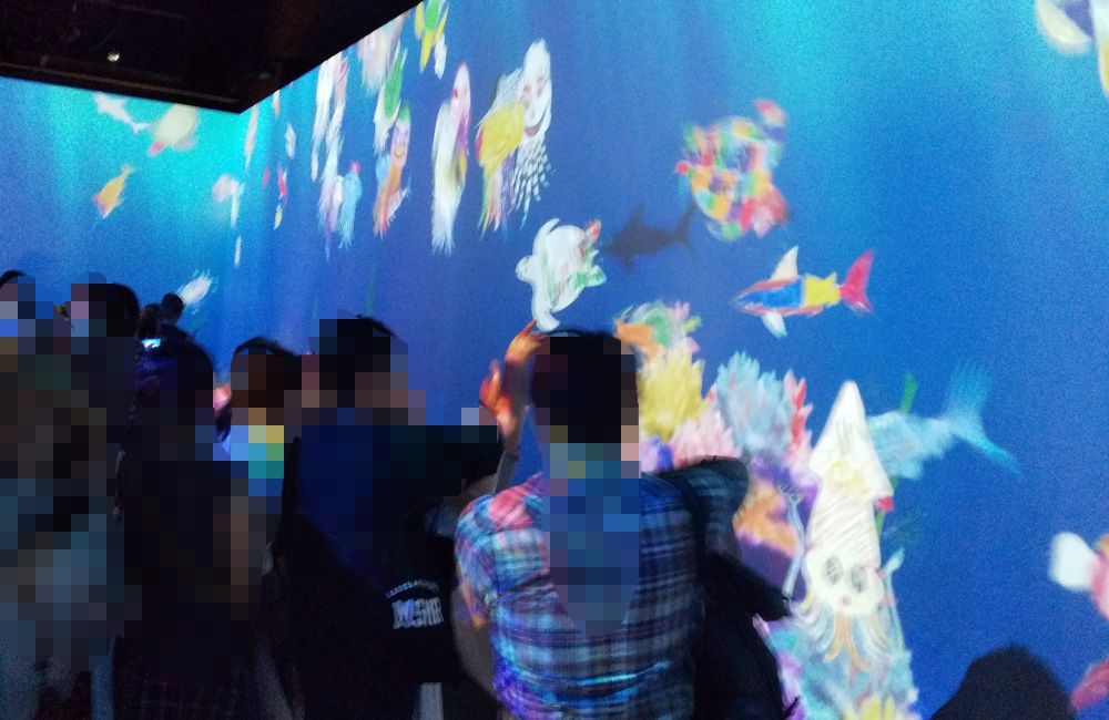 チームラボ-未来の遊園地in阪急うめだ：ぬり絵　壁面に投影