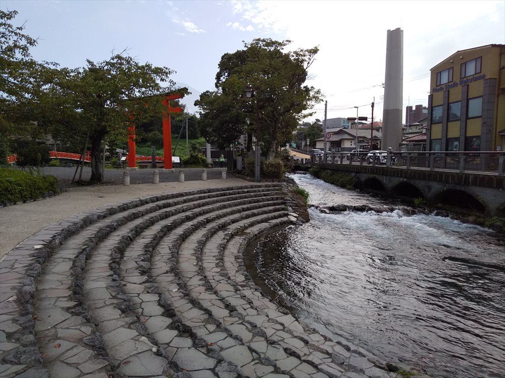 湧玉池から流れて来る水