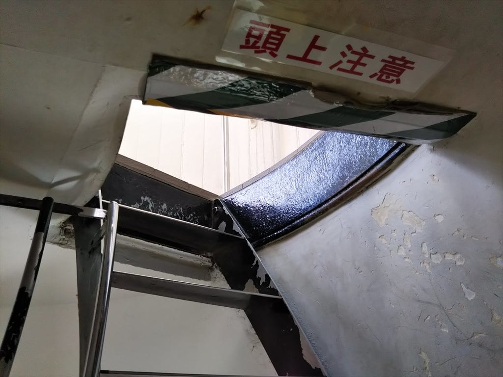 御前崎灯台：狭い入口
