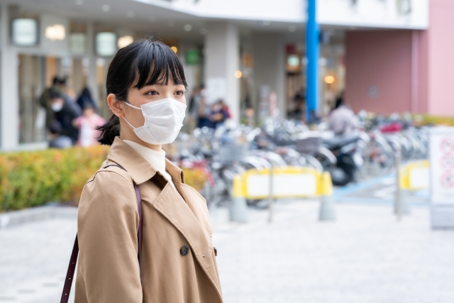 マスクをする女性、コロナ対策