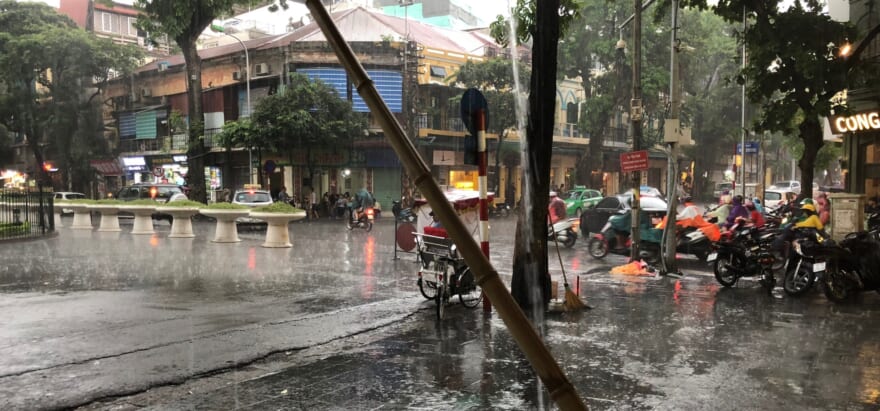 ベトナム ハノイのスコール（雨）の風景
